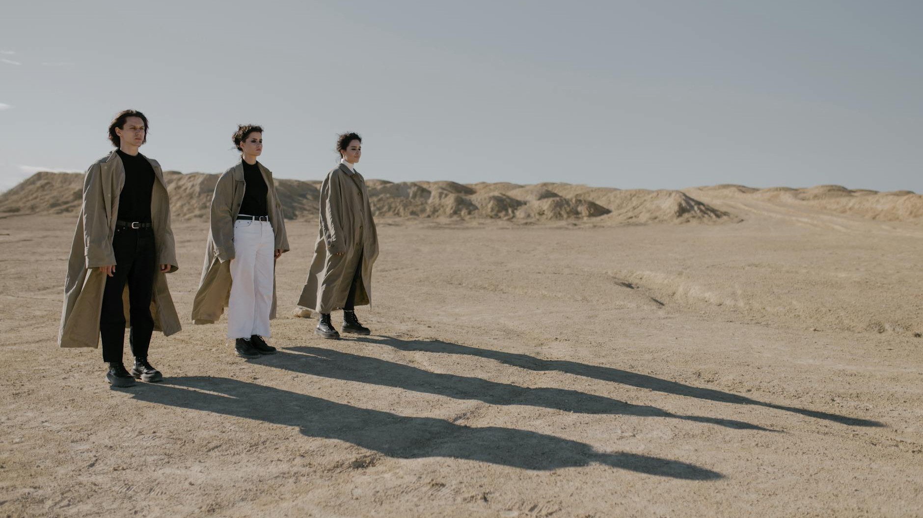 « J'achetais mes trenchs au feeling » : ces 5 détails invisibles qui séparent un modèle durable d'une copie