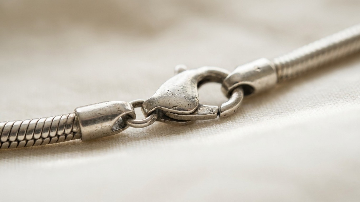 « Je portais de la maille serpent avec tous mes pendentifs » : un bijoutier m'a montré ce que ça faisait au fermoir