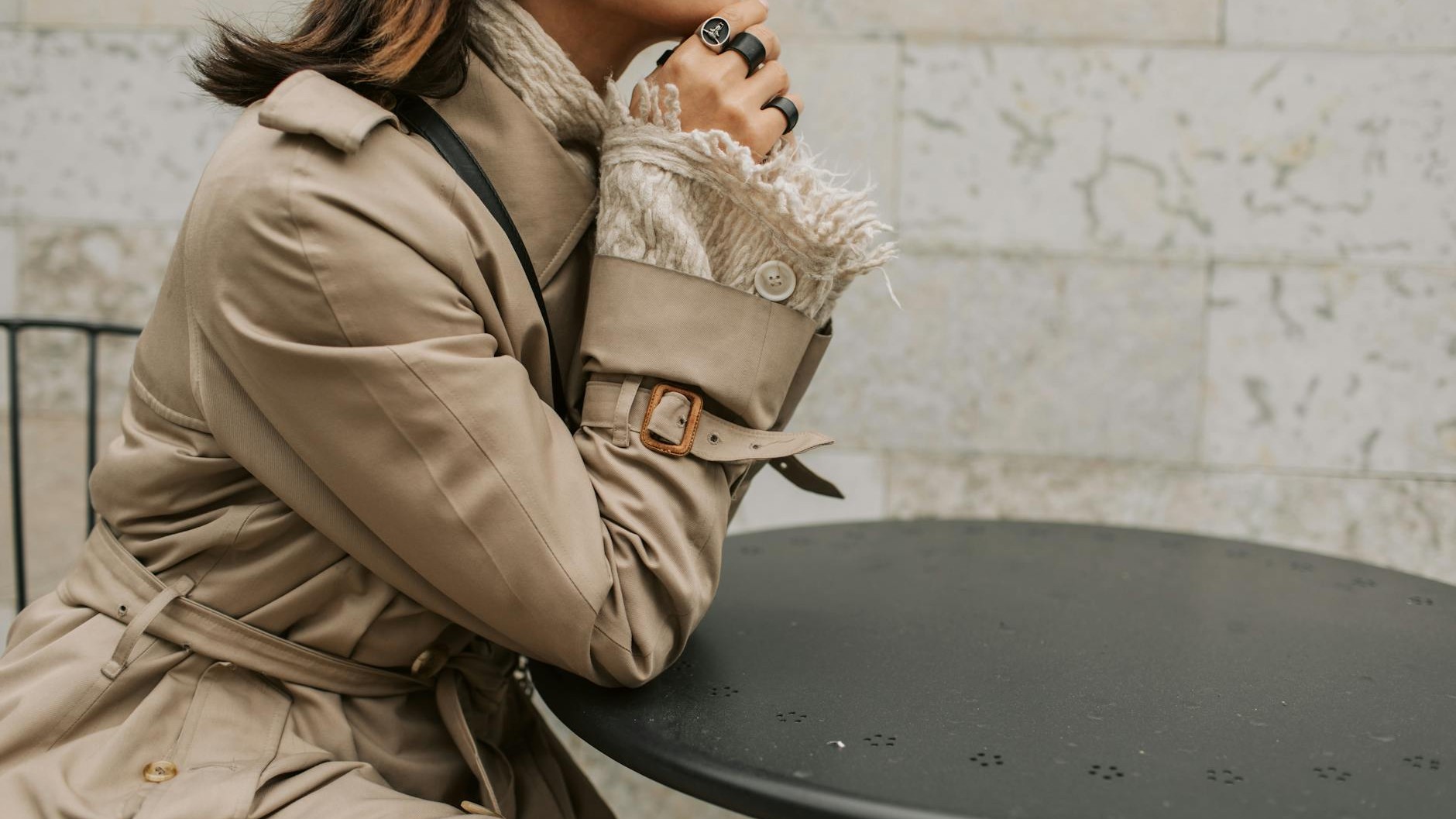 Ce geste sur un trench en coton avant la première pluie d'avril décide s'il tiendra trois saisons ou une seule