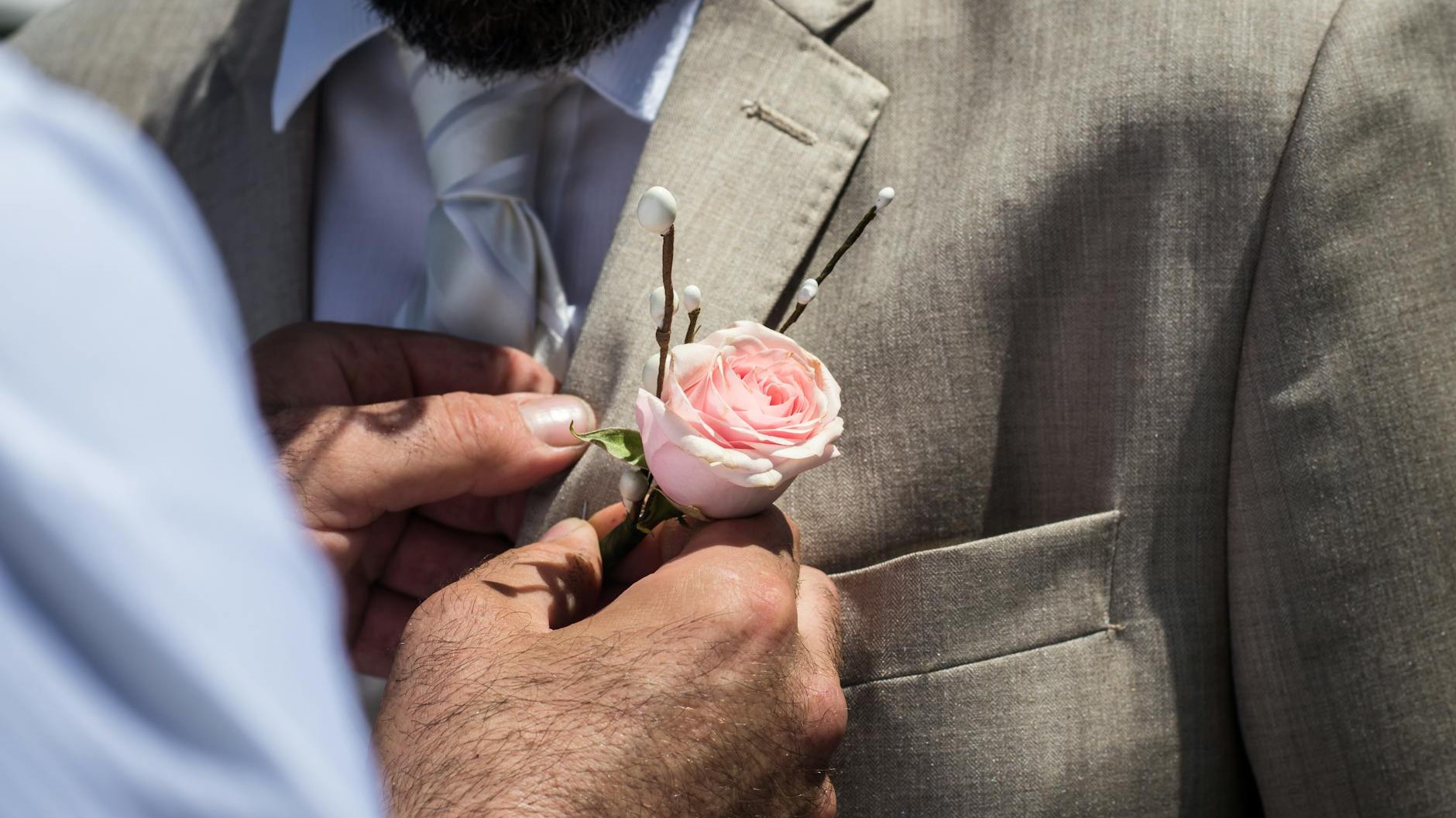Cette fente sur le revers de votre blazer n'a jamais été une boutonnière : son vrai usage revient en force