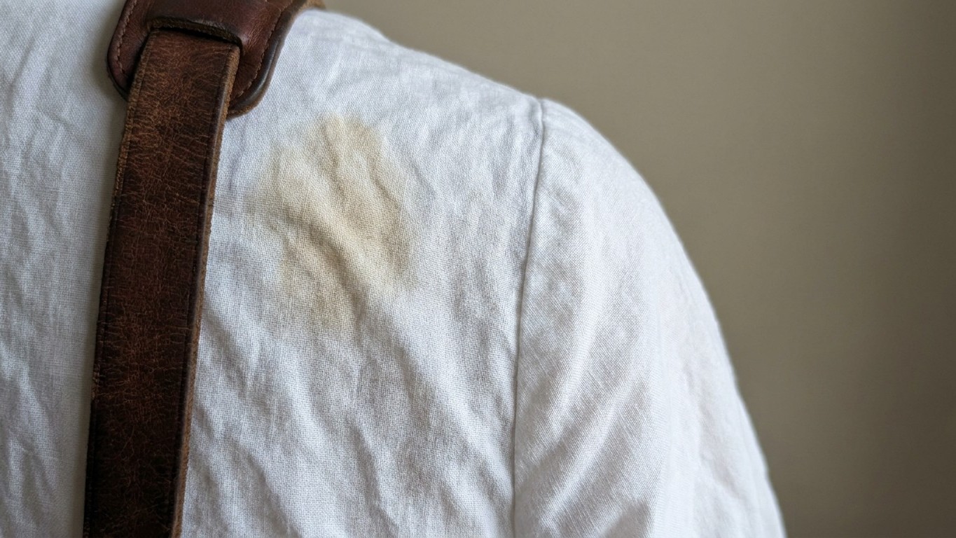 Dès la première chaleur, cette tache sur votre robe blanche vient d'un accessoire que vous portez tous les jours