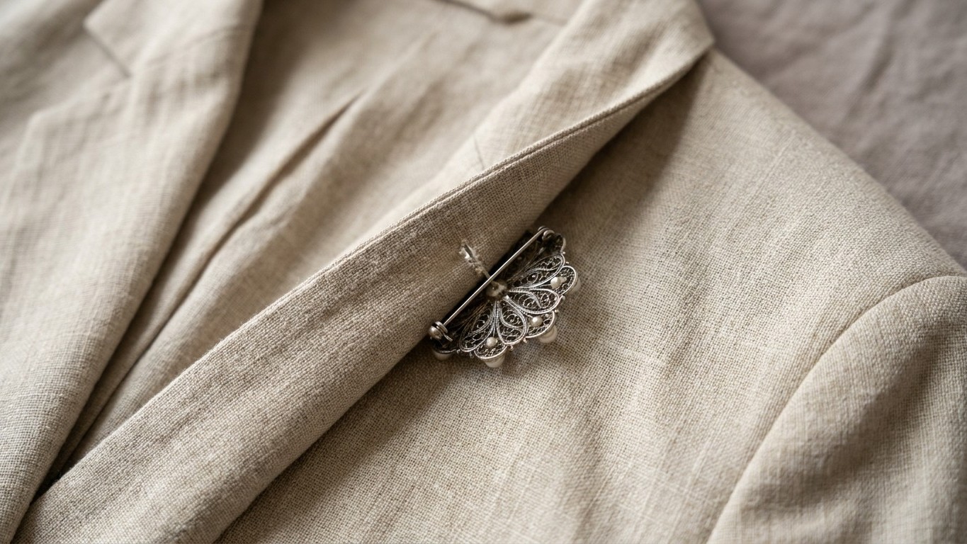 J'épinglais mes broches sur ma veste en lin depuis des années : le jour où j'ai retourné le revers, j'ai compris