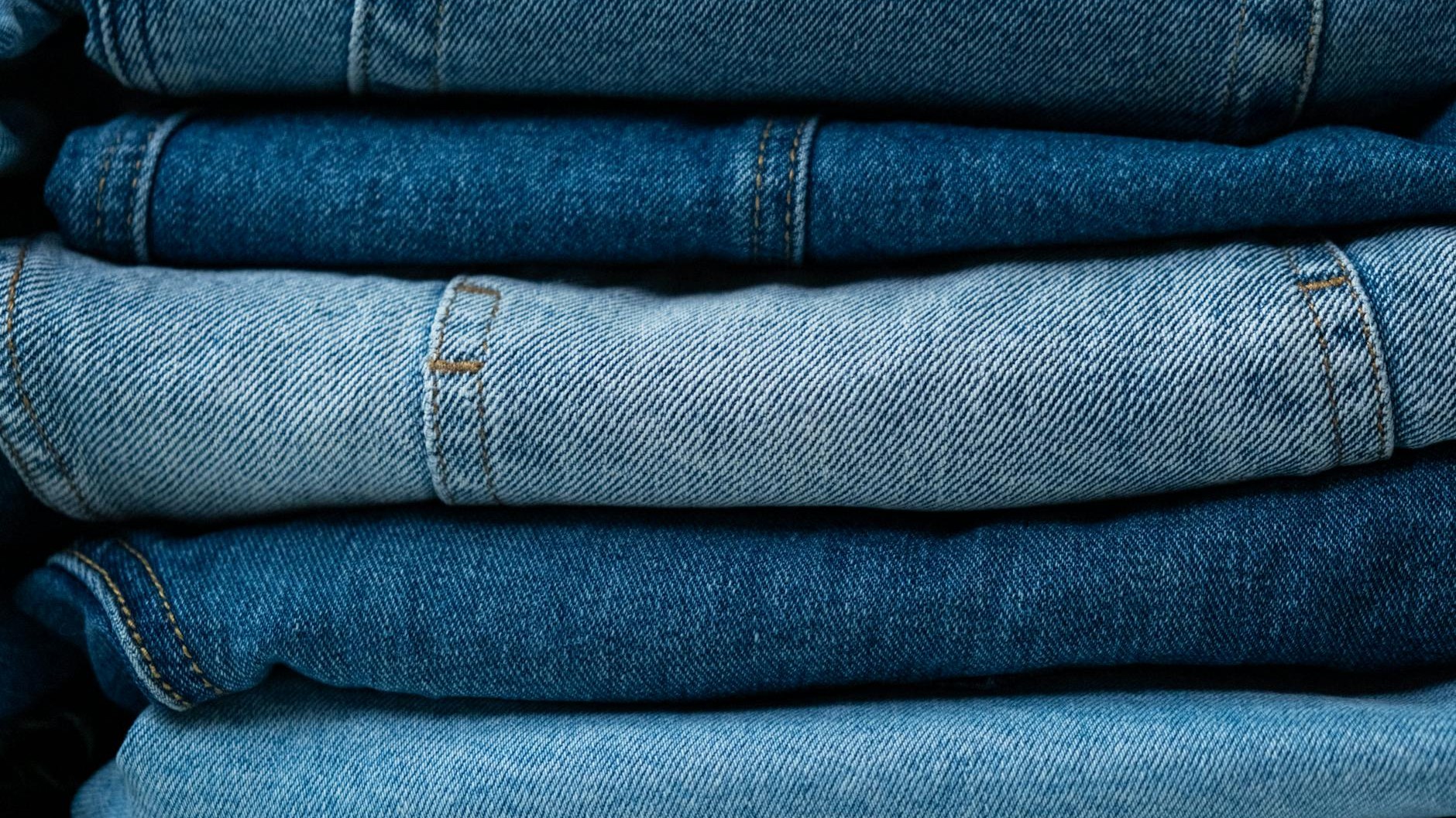 Je posais toujours mon sac en cuir clair sur mes genoux : le sellier m'a montré ce que l'indigo avait fait au grain