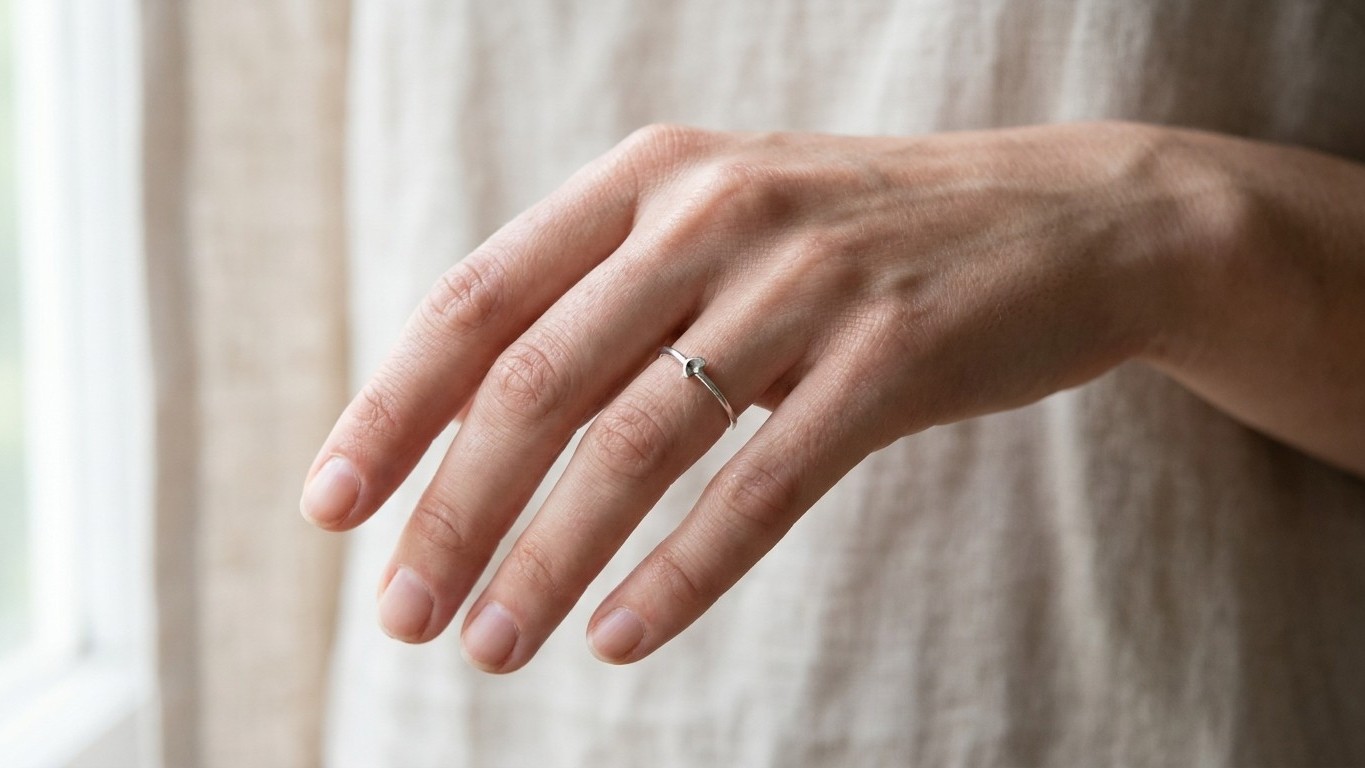 Si vos doigts noircissent dès les beaux jours, ce n'est pas la bague qui est fausse : c'est la façon dont vous les portez