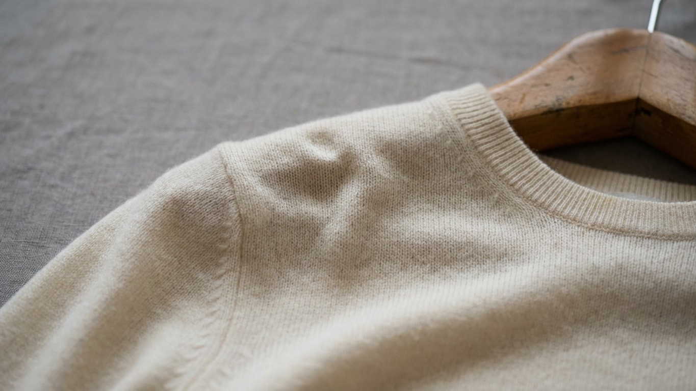 Vos pulls légers se déforment sans raison ? Regardez ce détail dans votre armoire que personne ne vérifie jamais