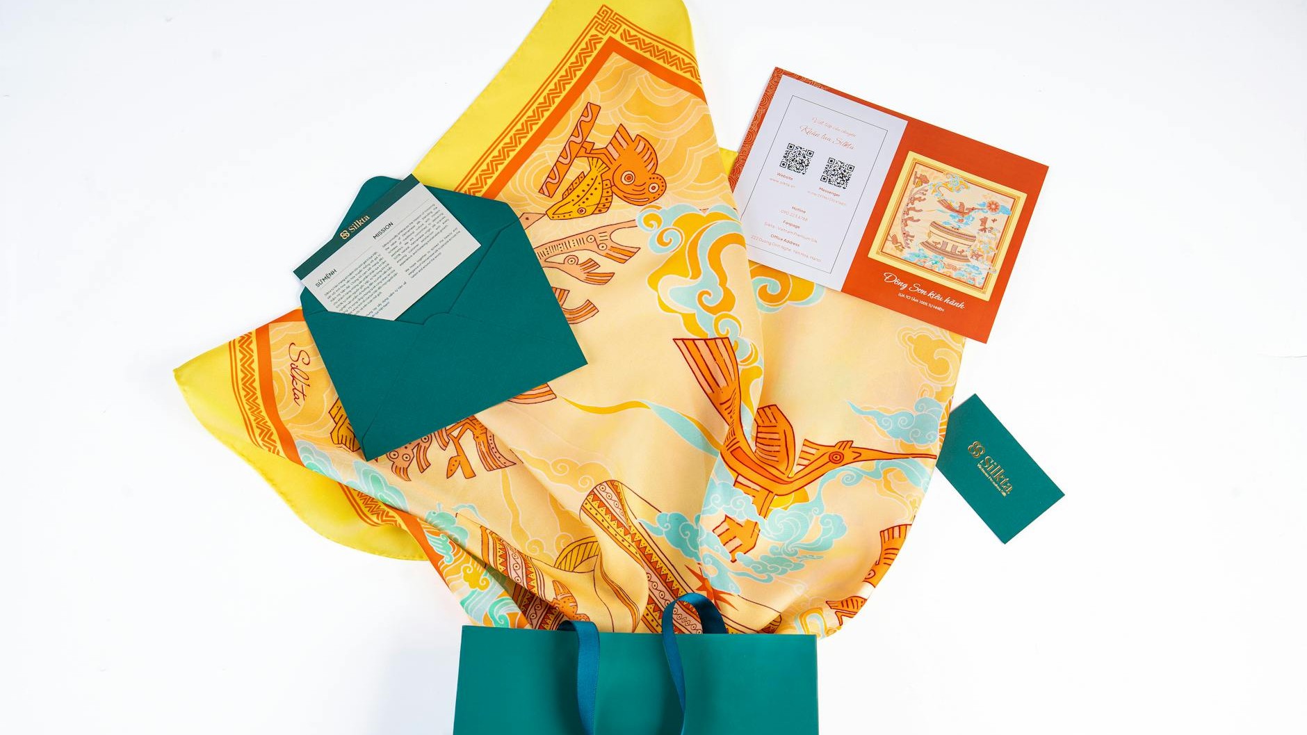 J'ai laissé mon foulard en soie noué sur l'anse de mon sac tout le mois de mai : en le dénouant, j'ai découvert ce que le ...