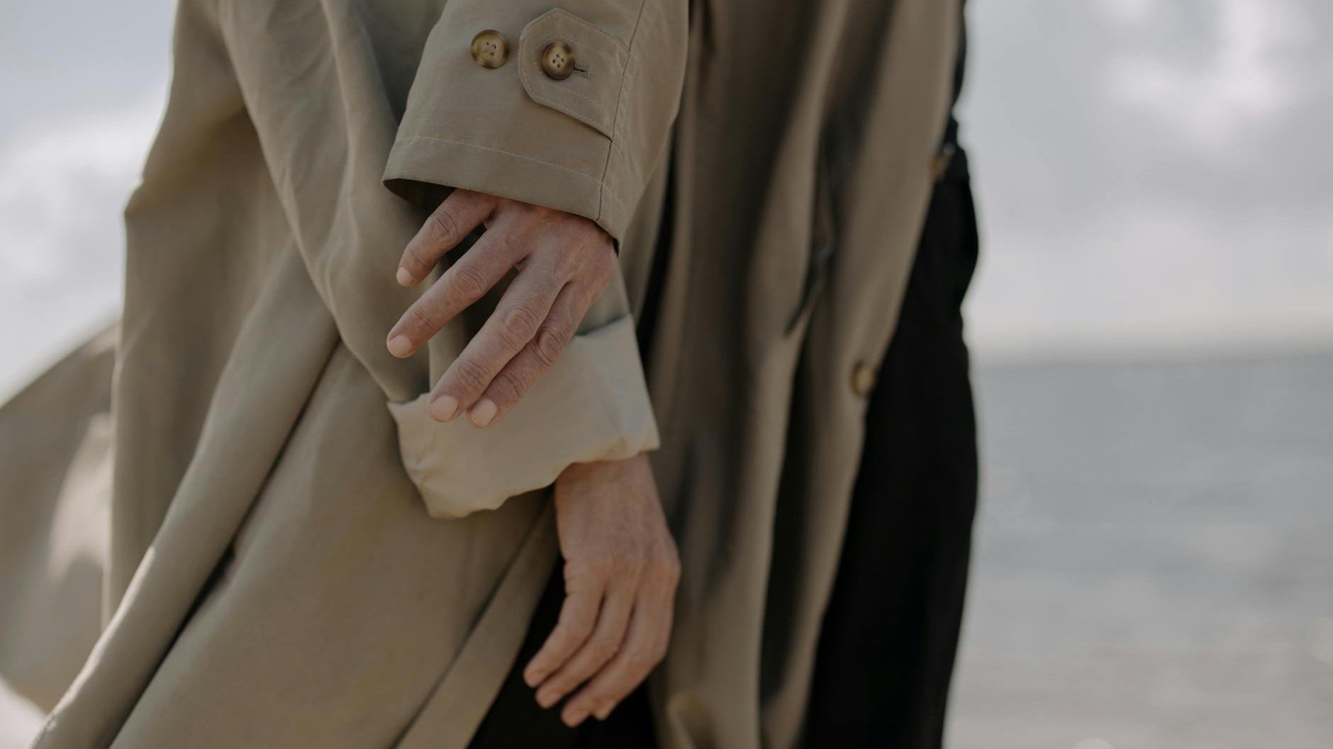 J'ai plié mon trench beige dans la valise au lieu de le suspendre : en le sortant, j'ai compris que les marques aux épaule...
