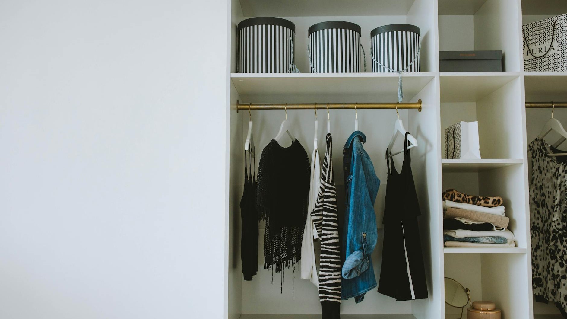Je rangeais ma garde-robe à l'instinct depuis des années : un truc à moins de 5 € trouvé chez IKEA a rendu mon dressing mé...