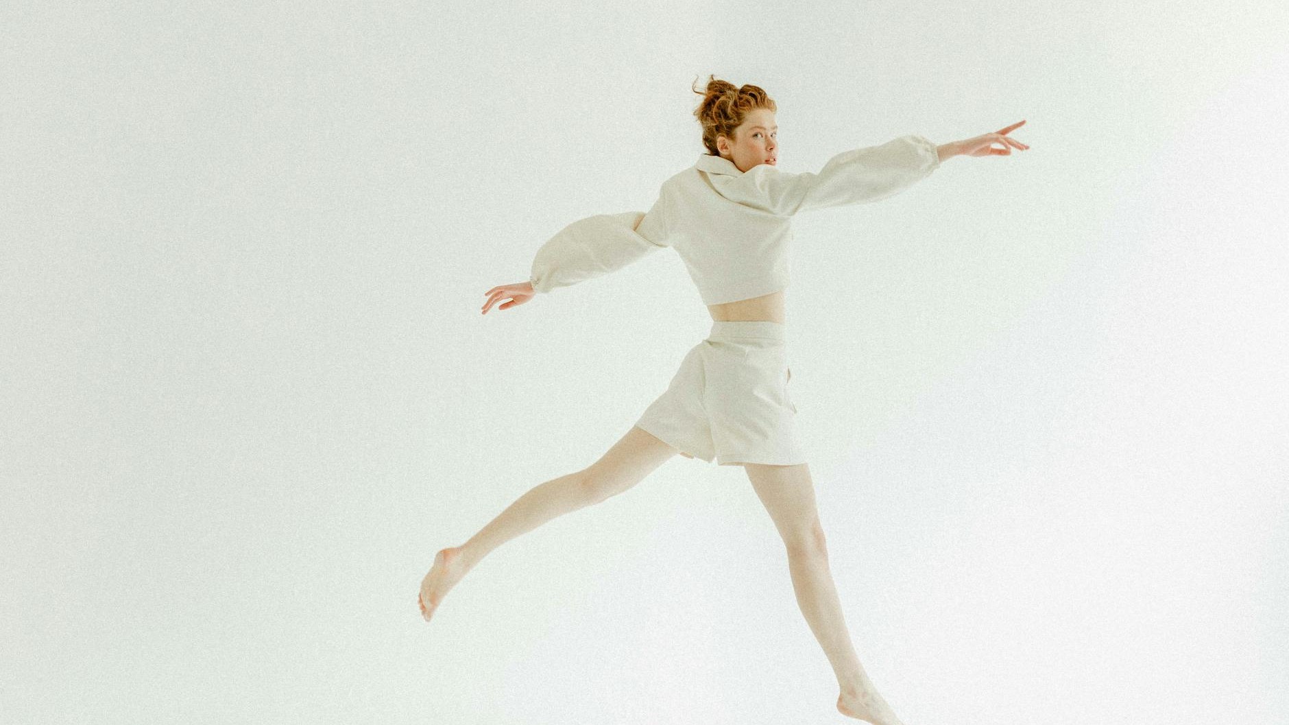 C'est fini pour le blanc optique : en 2026, ce blanc crémeux baptisé Cloud Dancer s'impose dans toutes les garde-robes
