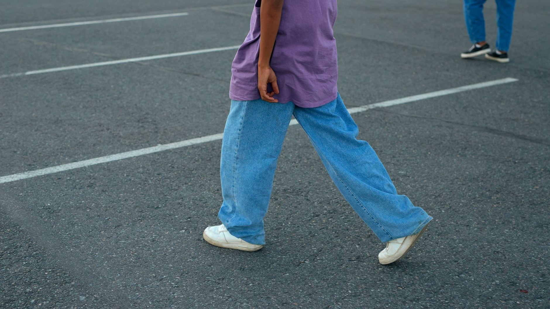 C'est la fin du slim : en 2026, ce jean à la coupe inattendue s'impose dans toutes les garde-robes