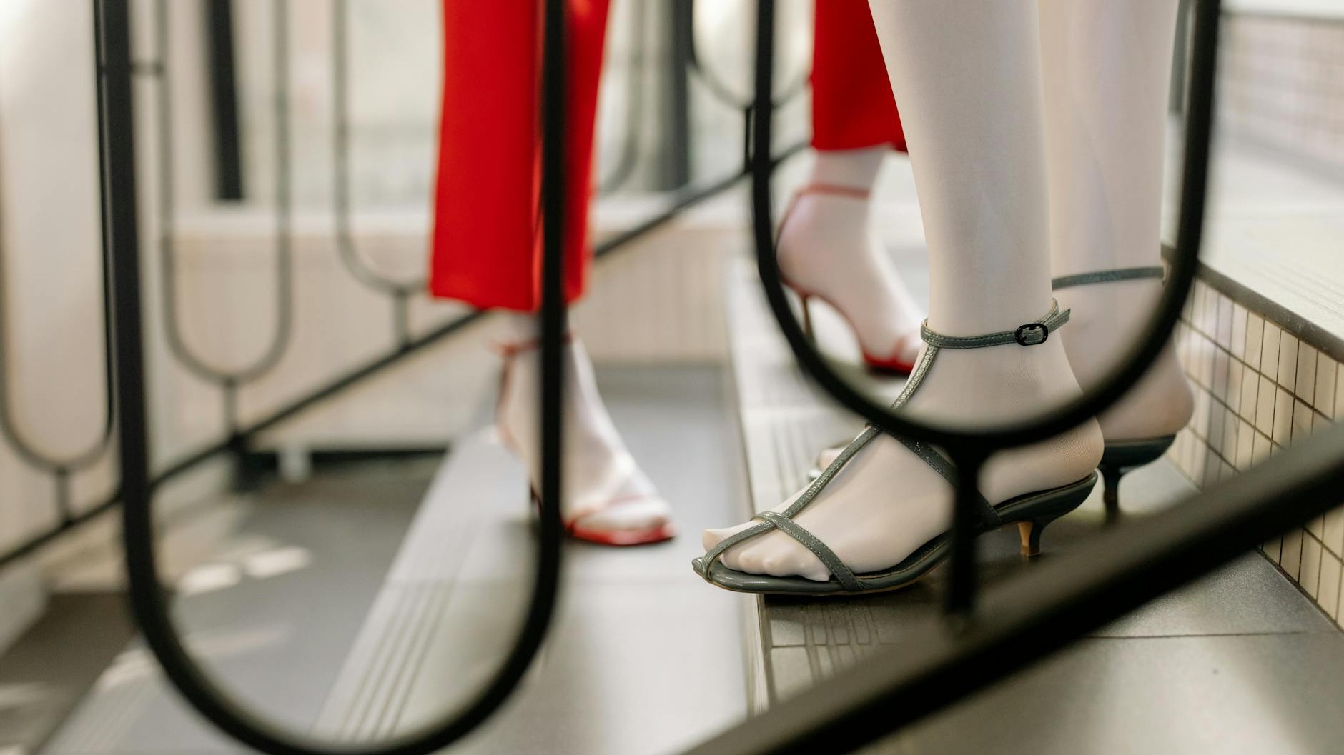 Fini la mini-jupe satin avec bottes hautes : en 2026, cette sandale fine à lanières rallonge la silhouette en un instant
