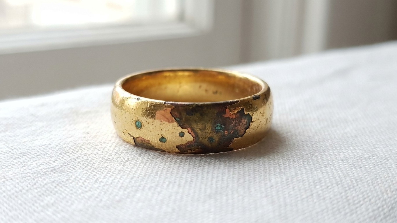 J'ai gardé mes bijoux plaqué or à la piscine tout l'été : au bout de quelques baignades, j'ai vu ce qui apparaissait sous ...