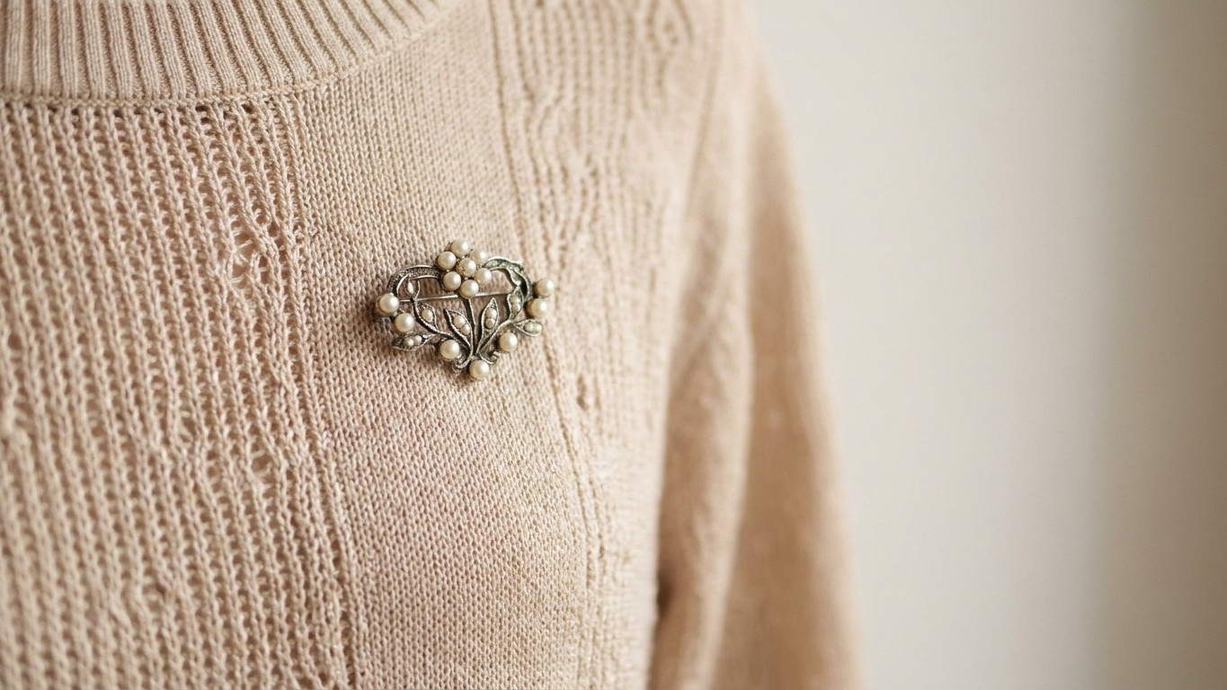 J'épinglais ma broche direct sur la maille fine tout l'été : le jour où j'ai retiré le bijou, j'ai compris ce qui filait l...