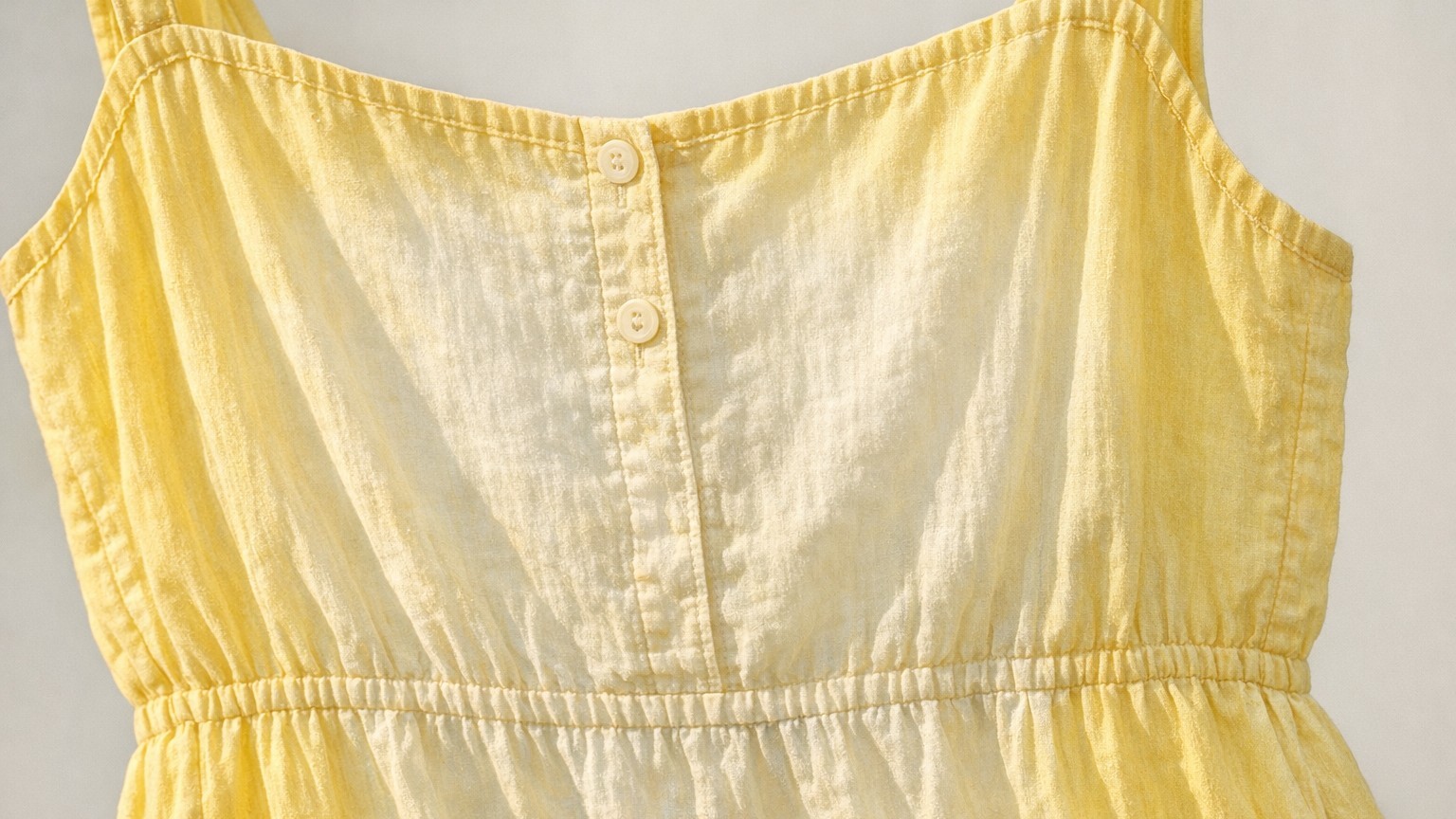 J'étendais ma robe jaune en plein soleil pour qu'elle sèche plus vite : le jour où j'ai vu la teinte virer, j'ai compris c...