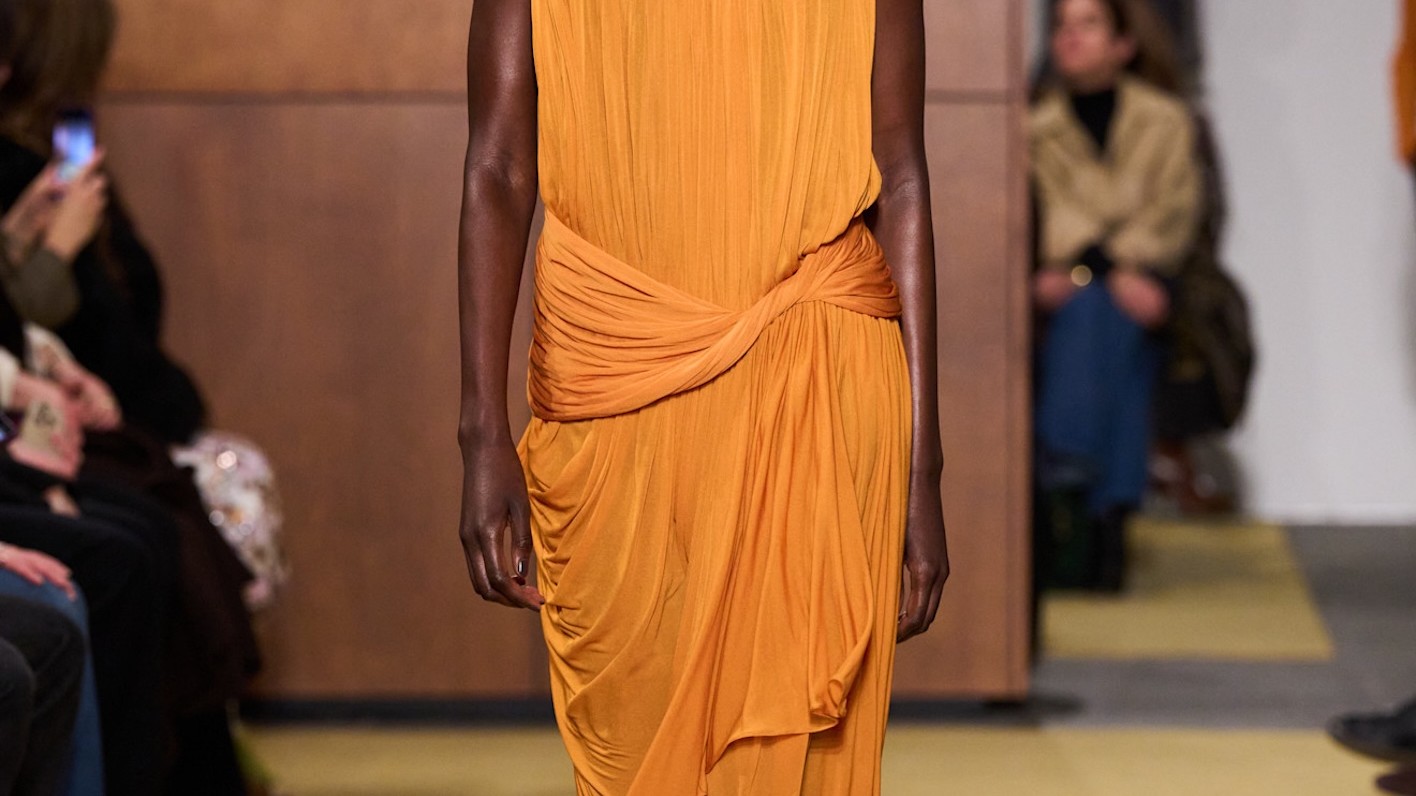 C'est fini pour les tons neutres : en 2026, Tory Burch, Calvin Klein et Zimmermann misent tous sur cette couleur venue des...