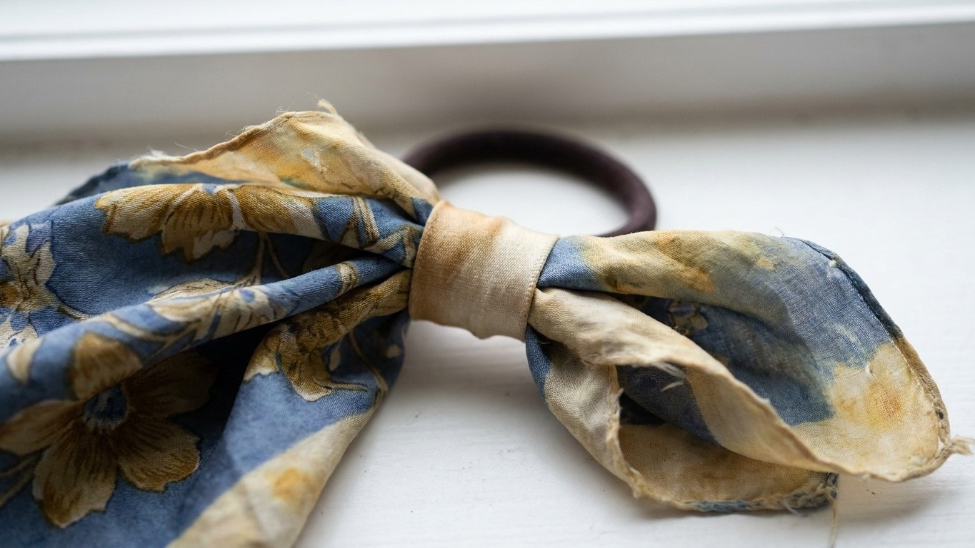 J'ai noué mon foulard en soie sur ma queue-de-cheval tout l'été juste pour le style : à la rentrée, j'ai compris ce que le...