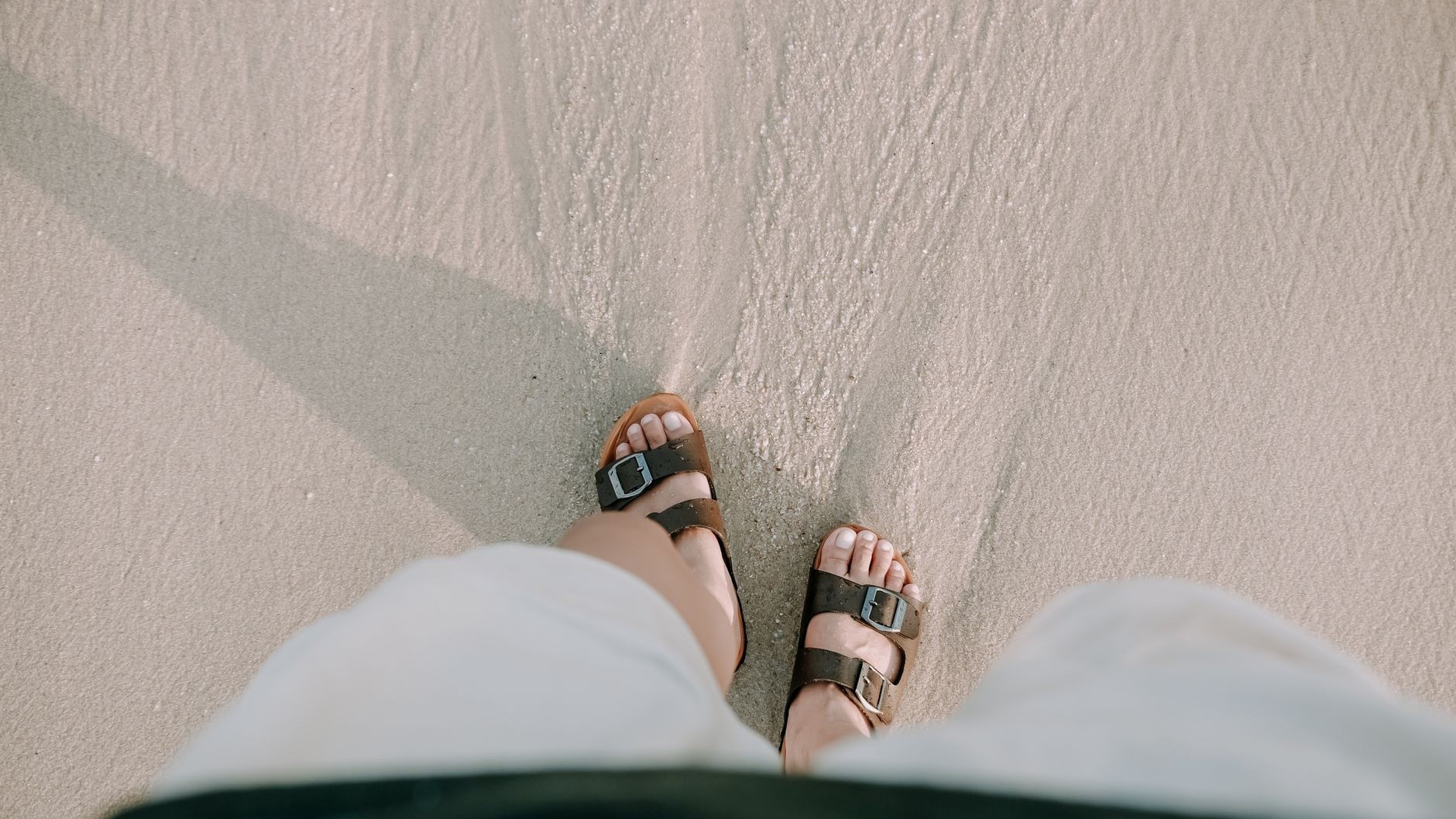 J'ai porté mes sandales en cuir pieds nus tout l'été juste pour le confort : en septembre, j'ai compris ce que la sueur av...