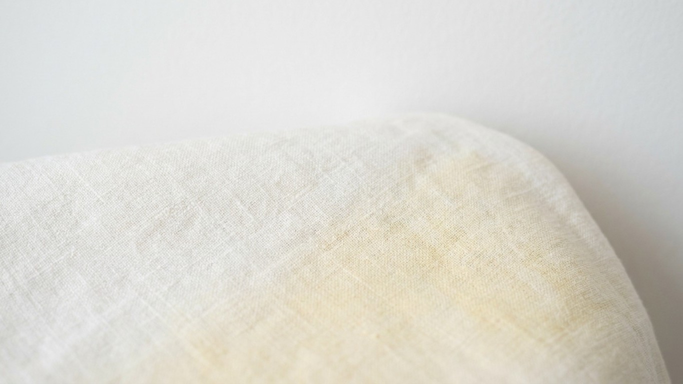« Je pensais que c'était juste une question de temps de séchage » : pourquoi la toile blanche ressort jaune dès le premier...