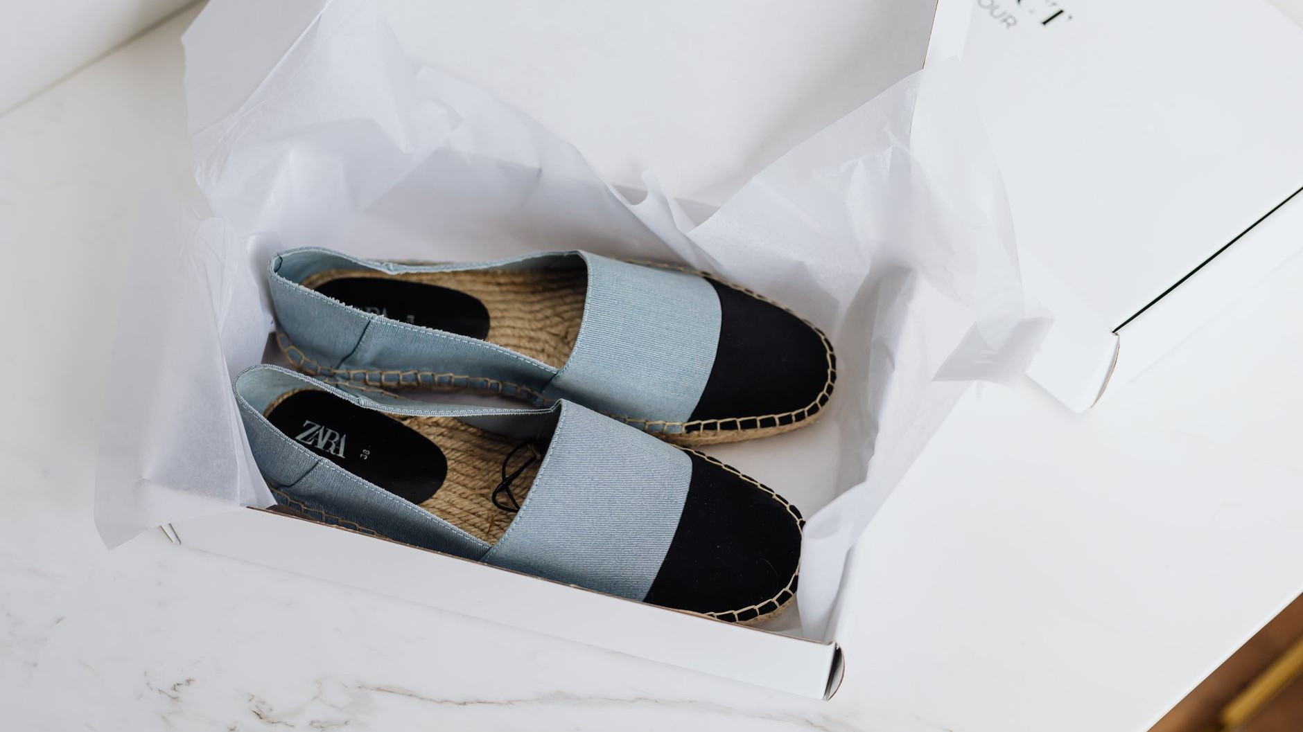 Je portais mes espadrilles à la plage en les faisant sécher suspendues après chaque averse : quand j'ai regardé la semelle...