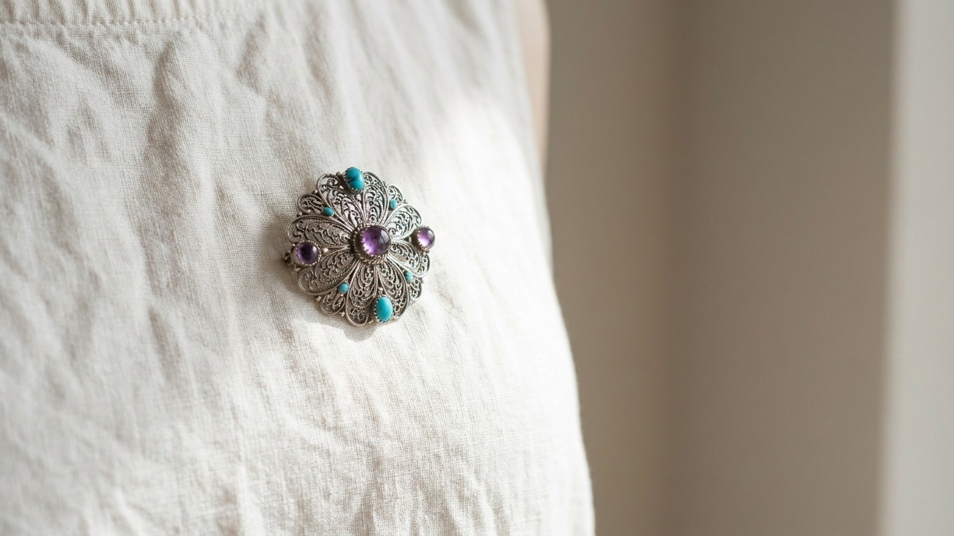 Les anciennes épinglaient toujours une broche sur leur veste : la raison oubliée refait surface en 2026, jusque sur les sa...