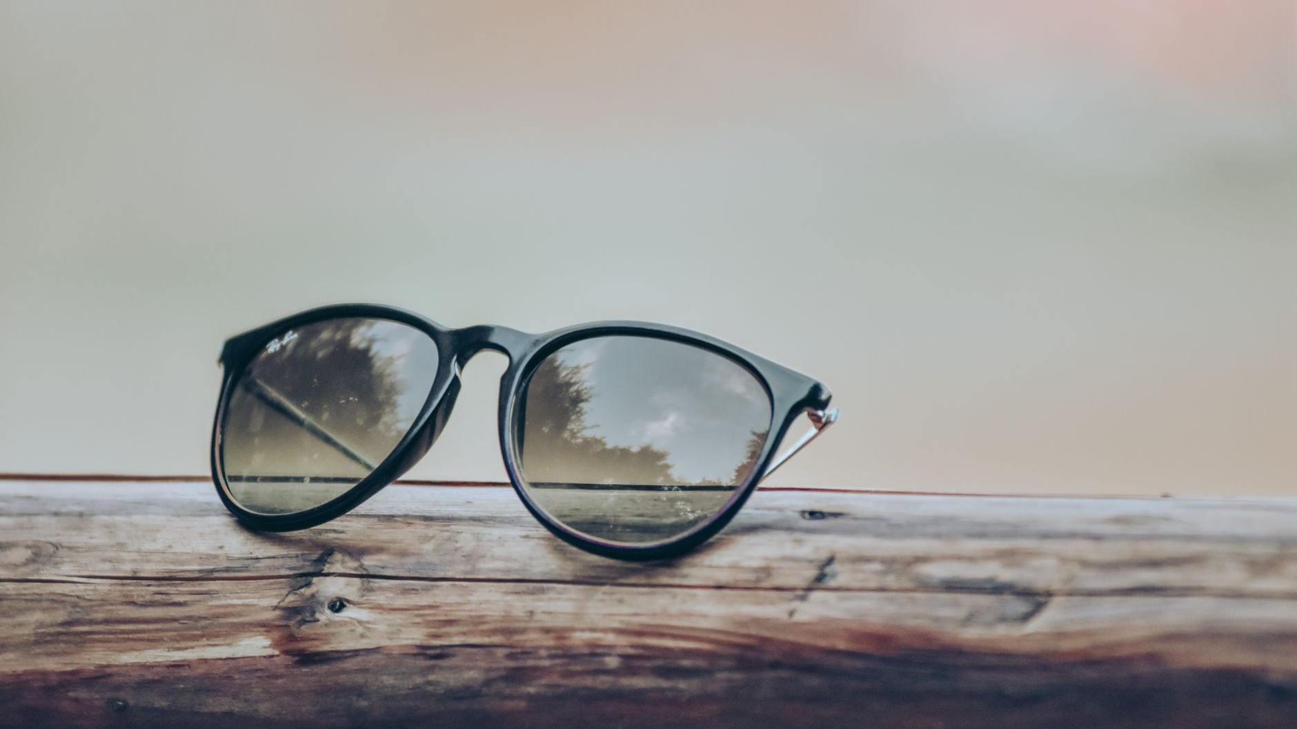 Mon père a toujours reposé ses lunettes de soleil branches ouvertes vers le haut : j'ai ri pendant des années avant de com...