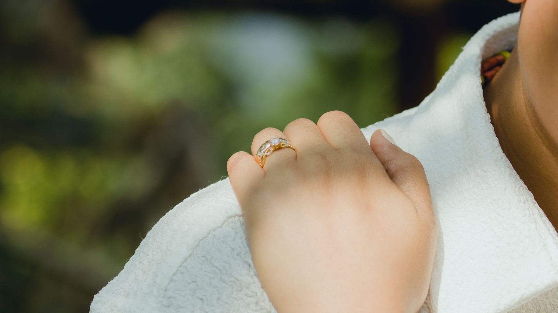 J'ai acheté une bague dorée à 3 € sur un stand de braderie juste parce qu'elle brillait comme de l'or : au troisième port,...