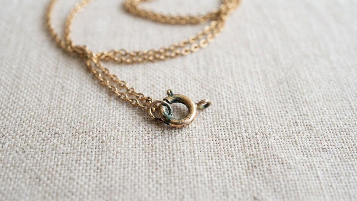 J'ai gardé ma chaîne en or au cou tout l'été juste parce que le fermoir remontait dans la nuque : à la rentrée, elle s'est...