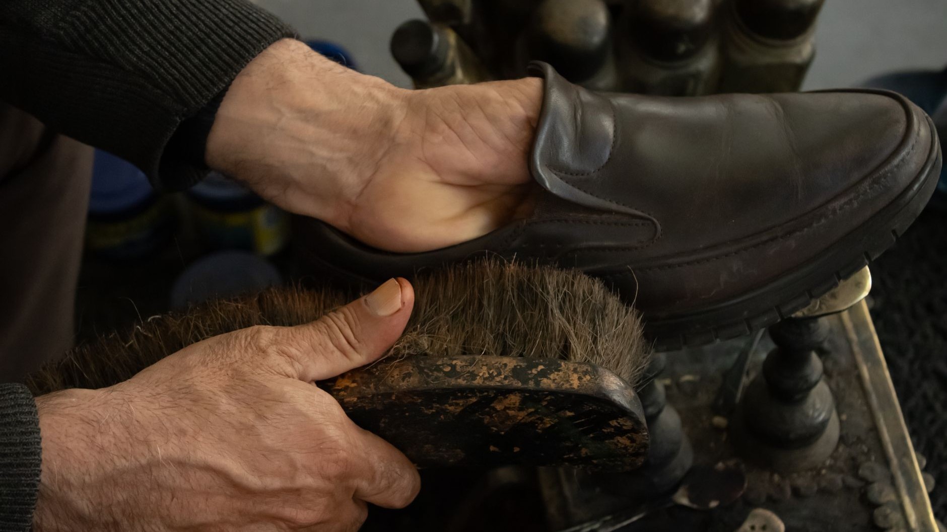 Je frottais les auréoles de mes mocassins en daim avec un chiffon humide chaque fin d'été : un cordonnier m'a montré la br...