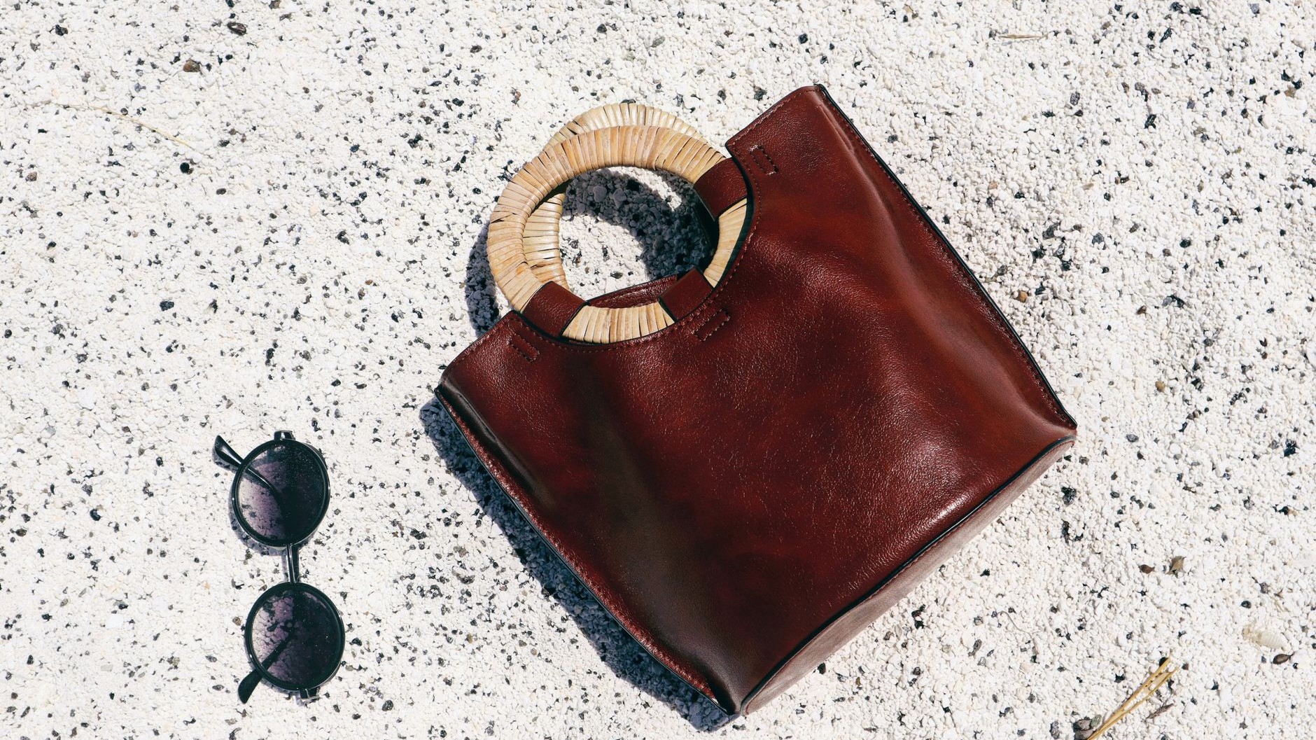 « Je rachetais un sac de plage chaque année à cause de ces auréoles rousses » : le jour où j'ai regardé le bas des anses, ...