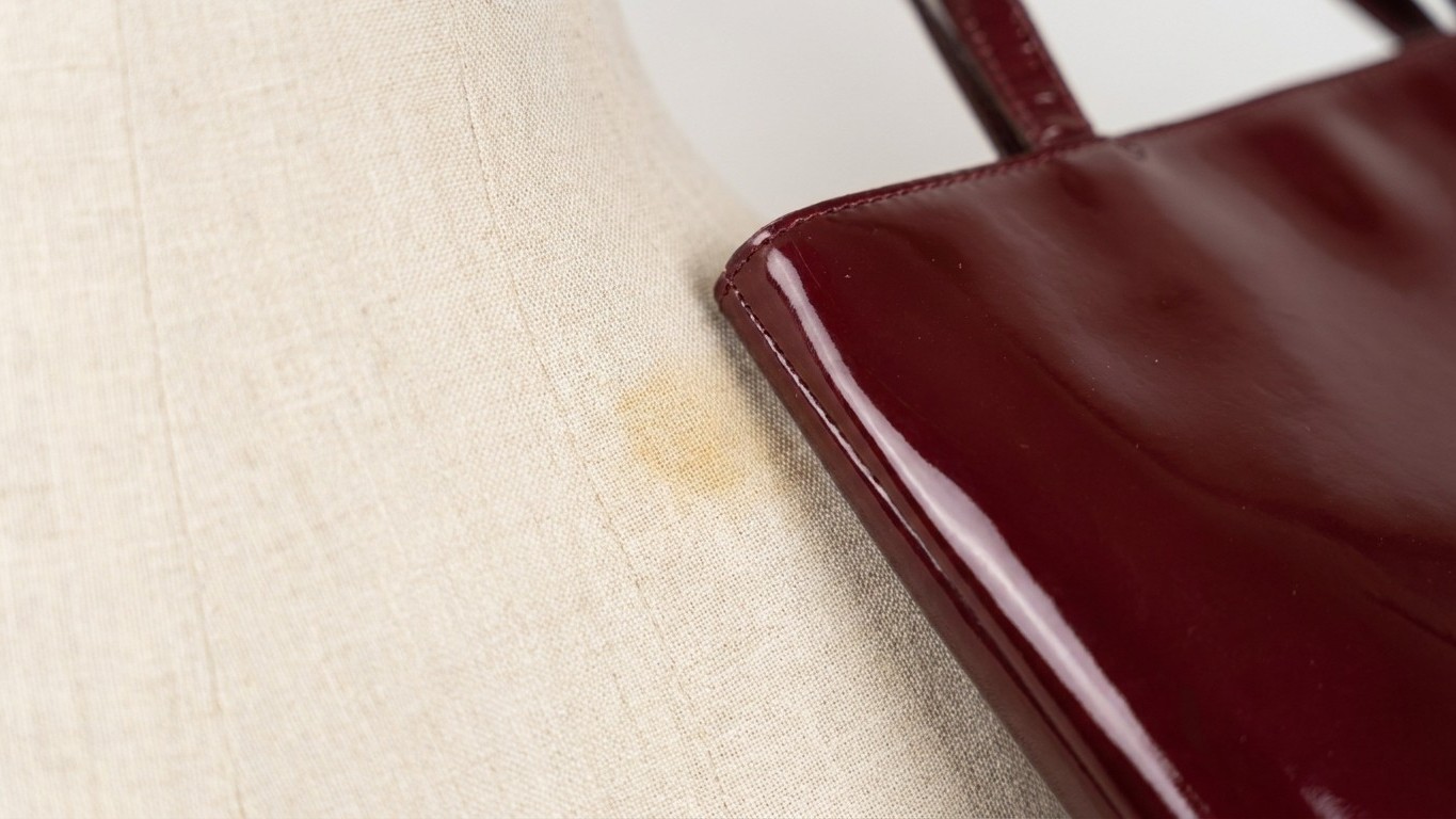 Mon sac en cuir verni dormait collé contre un sac beige depuis deux ans : le jour où je les ai séparés, j'ai vu ce qui s'é...
